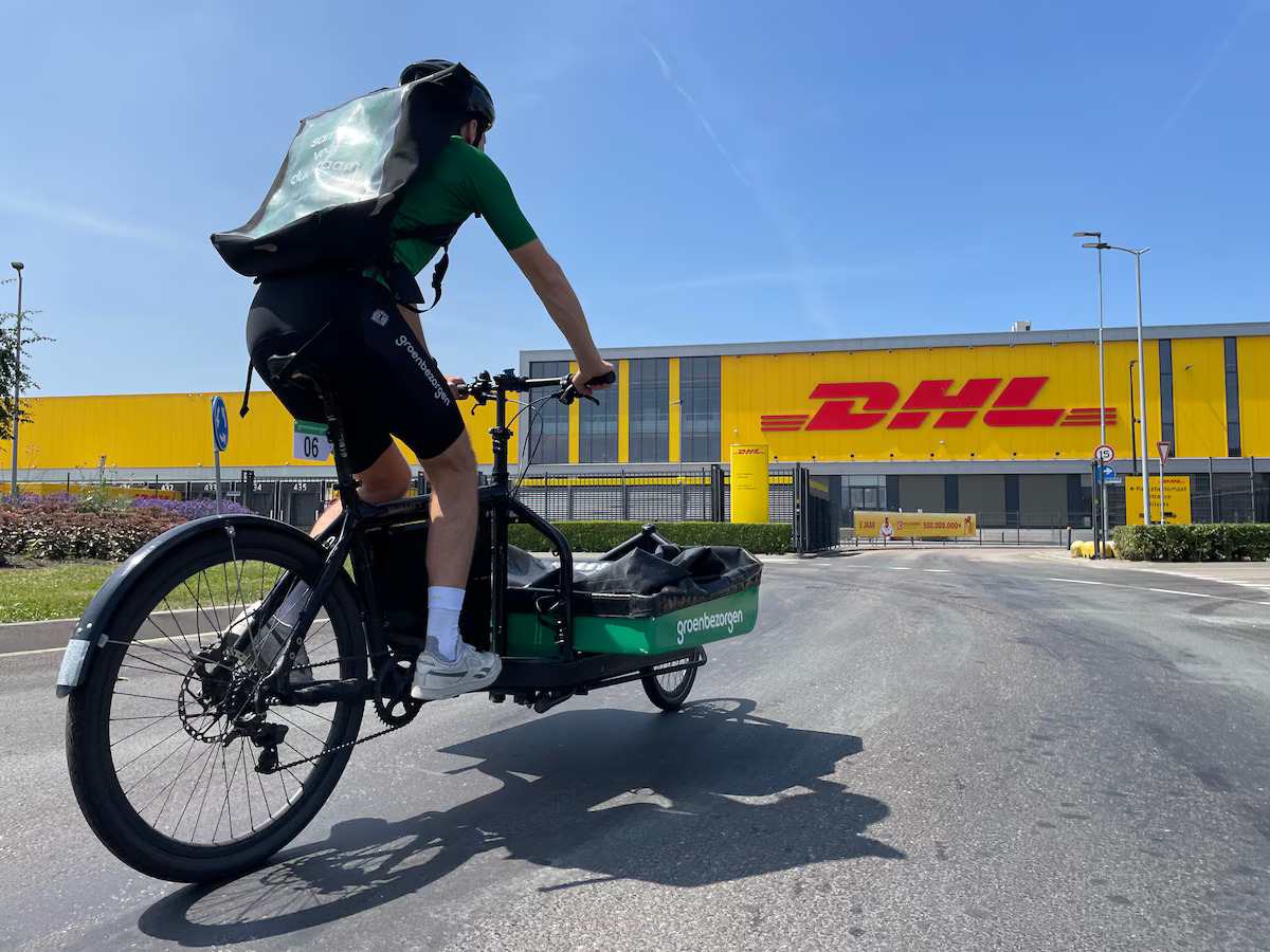 De fietskoeriers van Groenbezorgen gaan intensiever samenwerken met DHL