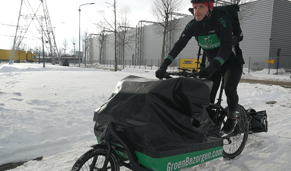 Door weer en wind: Udense 'Groen­bezorgers' trappen ondanks sneeuw fanatiek door